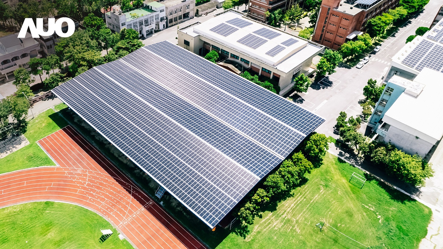友達SunSteel光電整合型浪板具備快速安裝、輕量化優勢，可提升15%發電效能，通過國際IEC與國內VPC認證安全、防漏、耐候標準