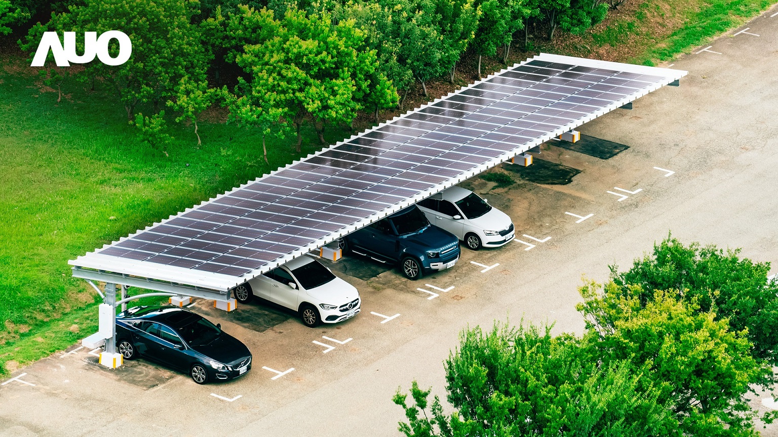 友達SunSteel光電整合型浪板具備快速安裝、輕量化優勢，可提升15%發電效能，通過國際IEC與國內VPC認證安全、防漏、耐候標準