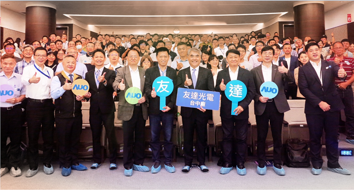 友達以太陽能解決方案領航者，跨足建築領域，4日在台中廠區舉辦「光電建築一體化研討會」，邀請產業先驅共同推動綠化，打造新一代智慧綠建築。